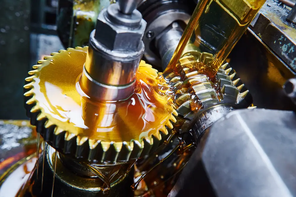 metalworking gear wheel machining with oil lubrication.